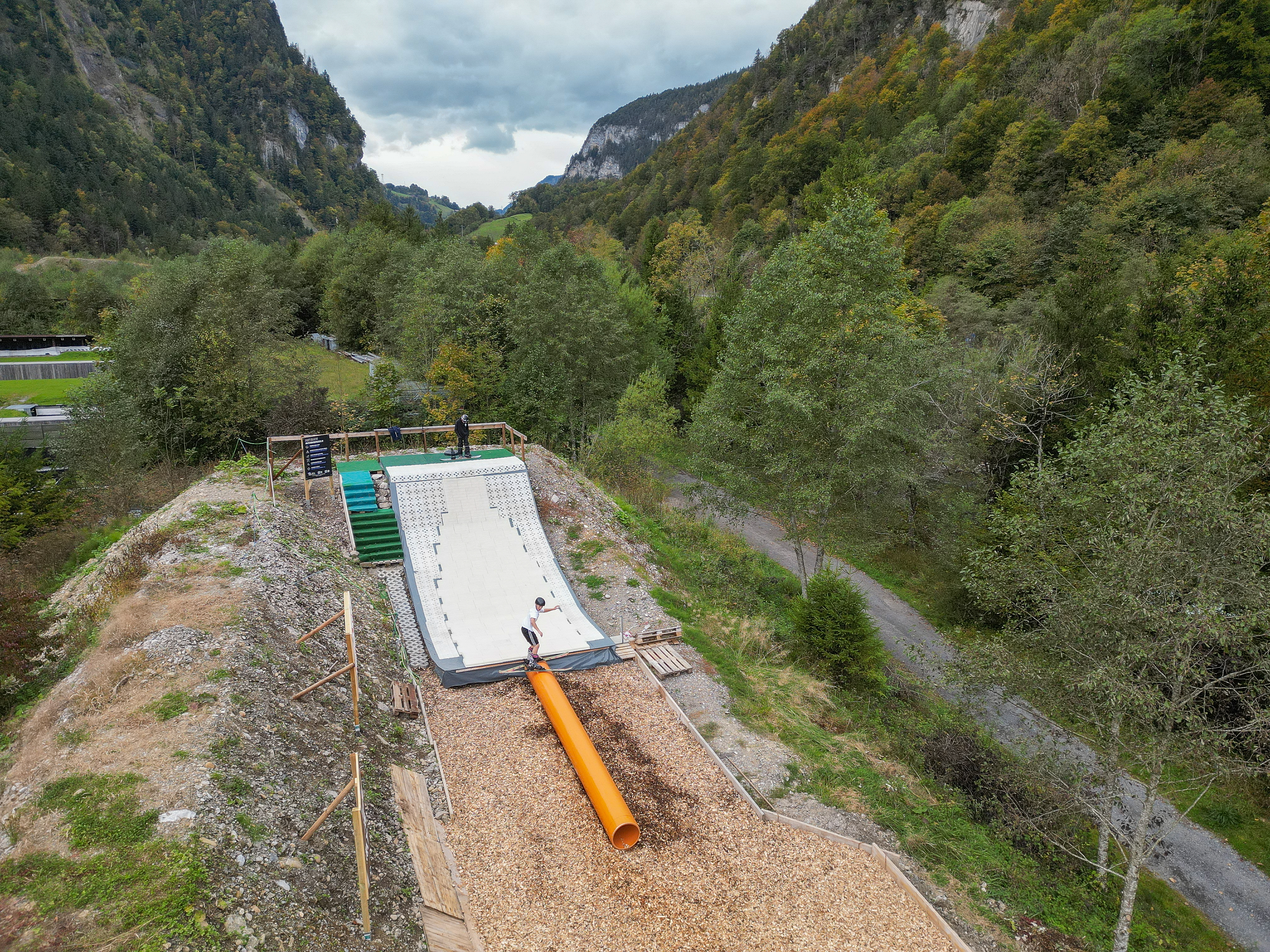 Luftaufnahme der Dry-Slope-Trainingsanlage für Freestyle