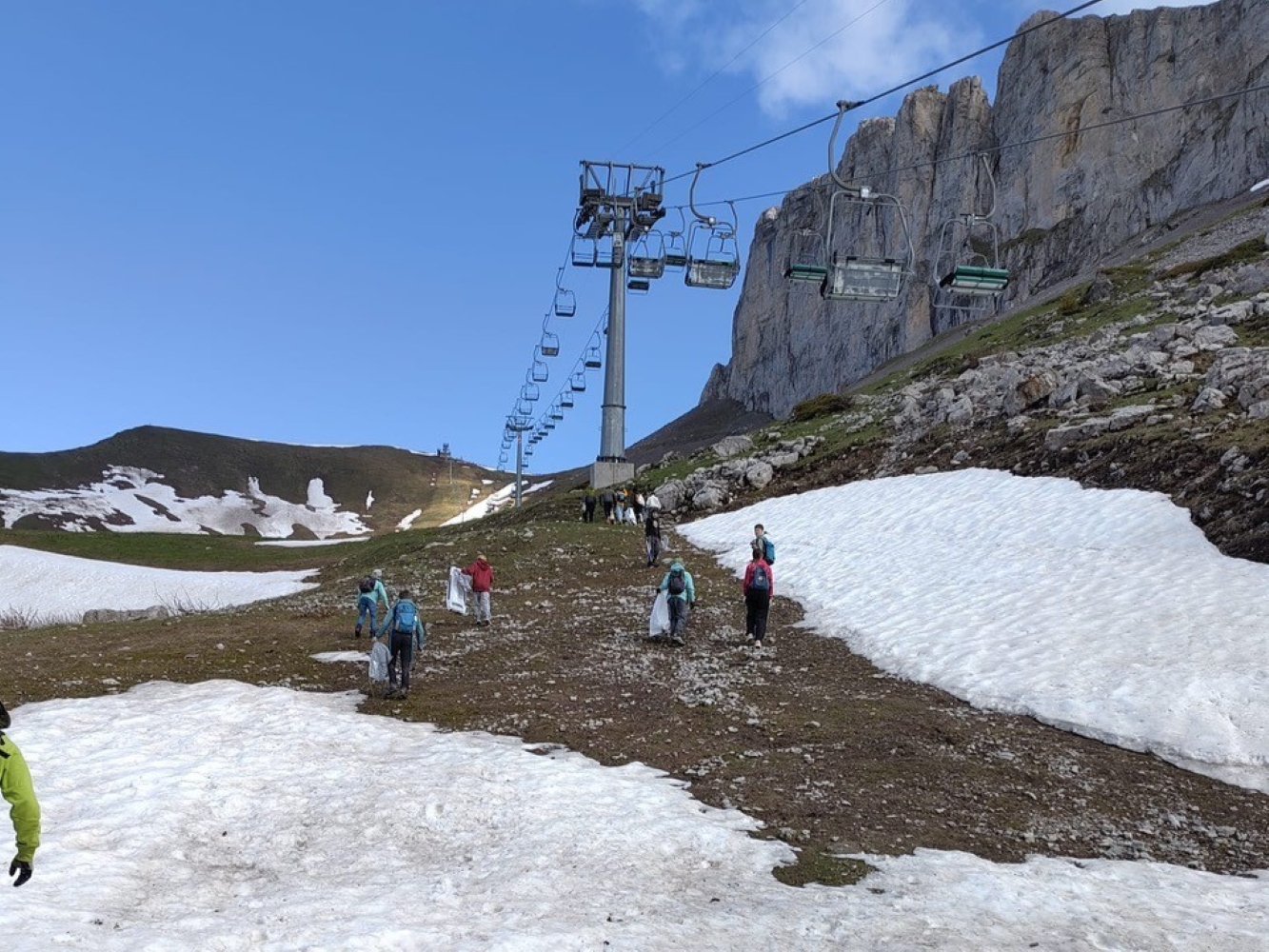 Athletinnen und Athleten von Ski Romand beim Sammeln von Abfall
