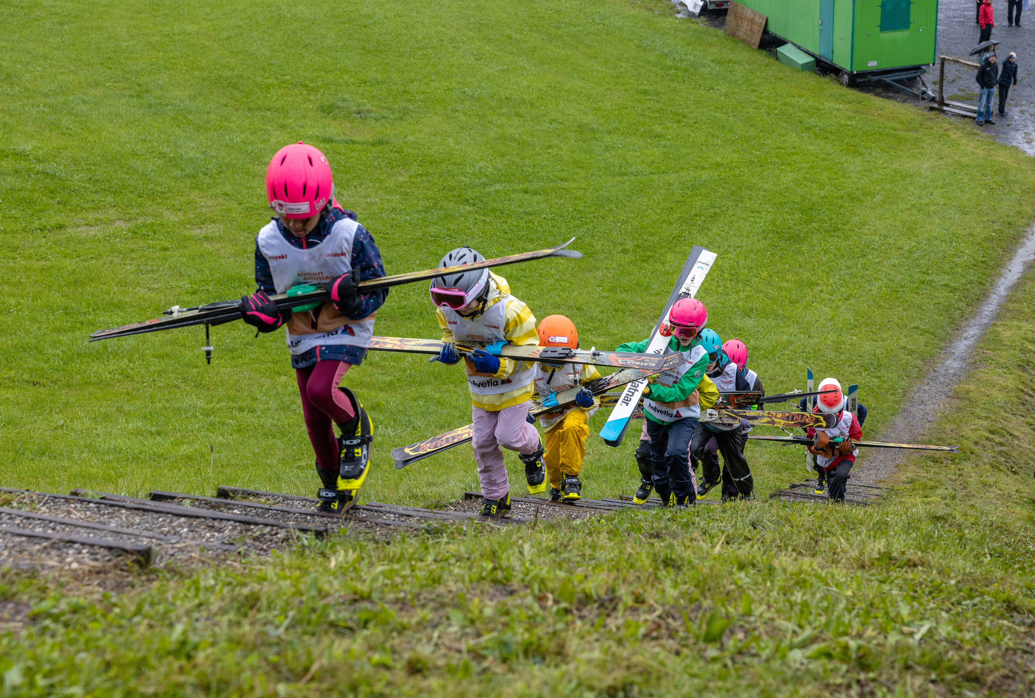 Mädchen beim Skisprung-Training im Projekt Flying Girls