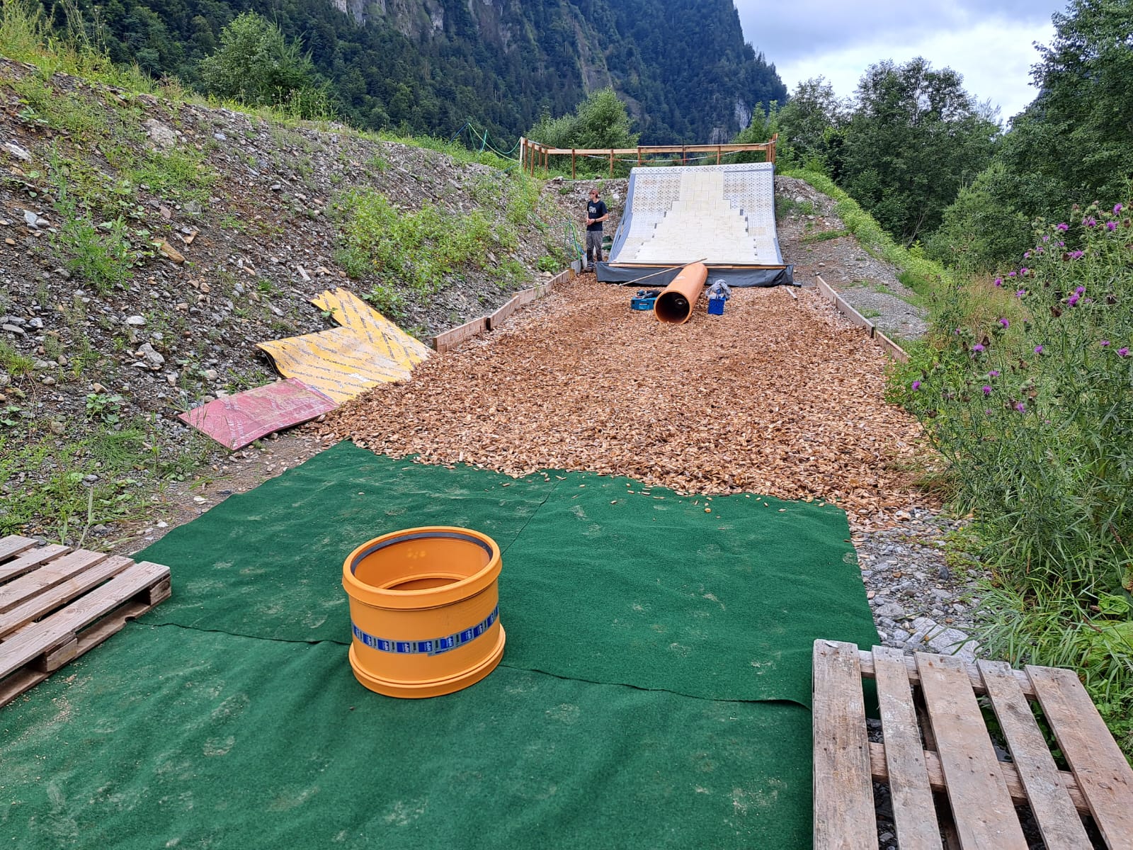 Vue aérienne de l'installation d'entraînement « dry slope » pour le freestyle