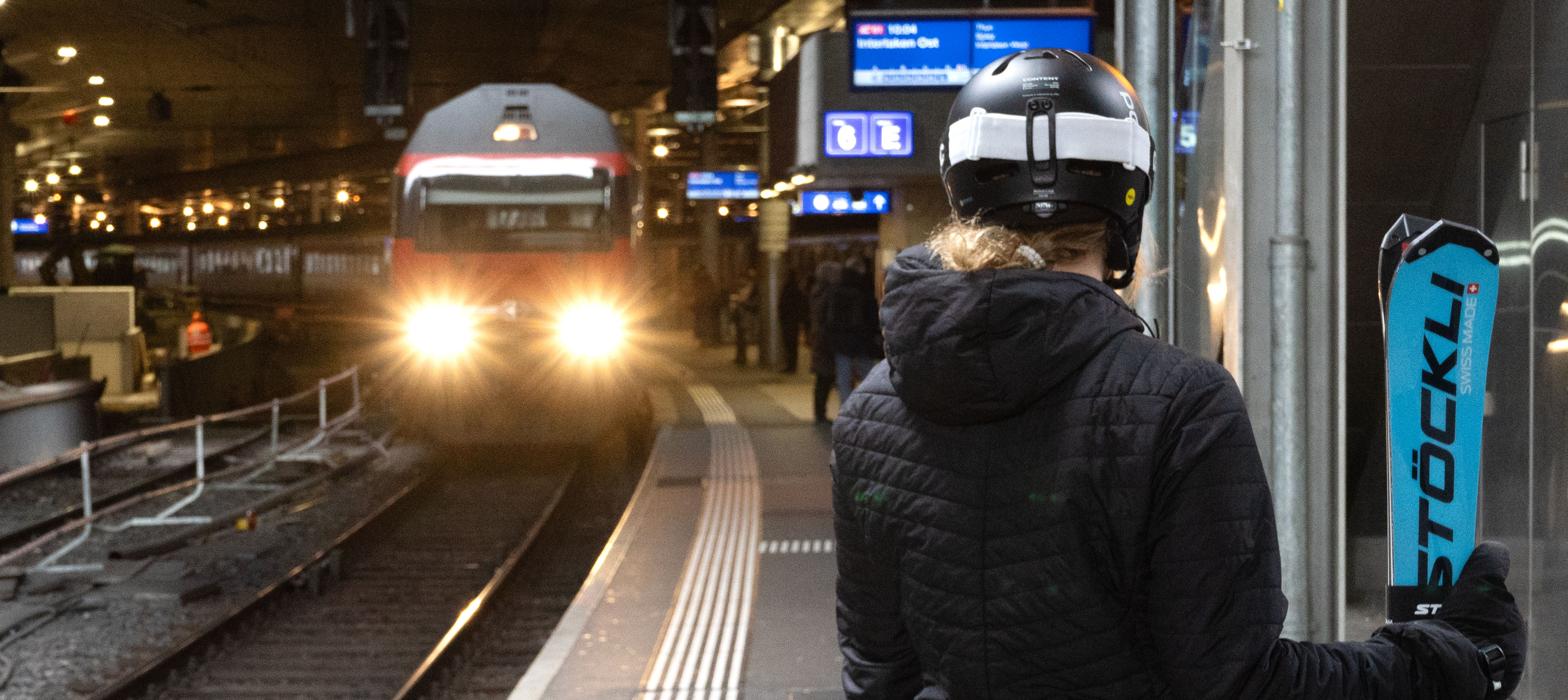 Zug der in Bahnhof einfährt
