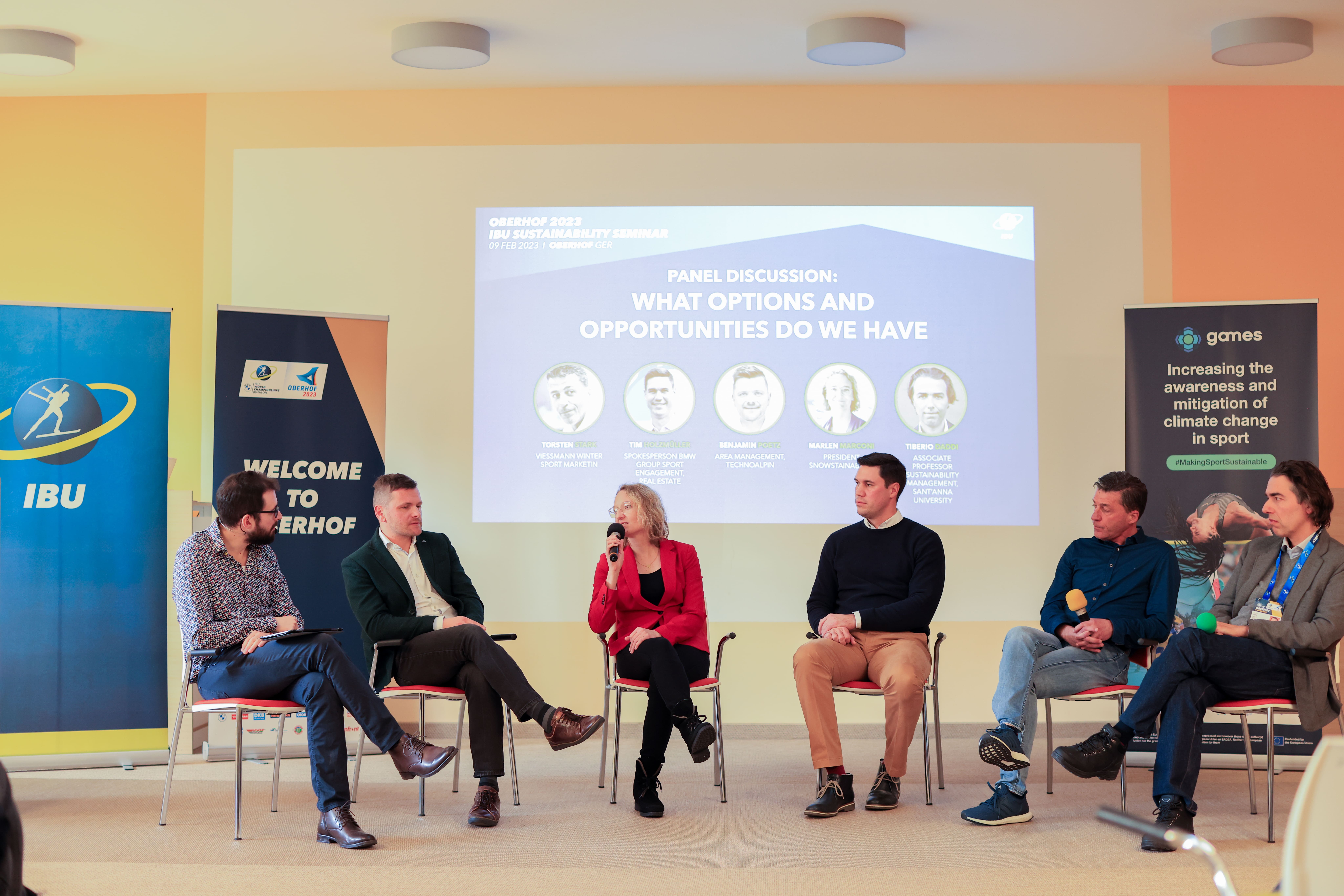Marlen Marconi, Präsidentin von Snowstainability, diskutiert mit den anderen Podiumsteilnehmer:innen die Frage, welche konkreten Möglichkeiten und Optionen es für weitere Veränderungen gibt.