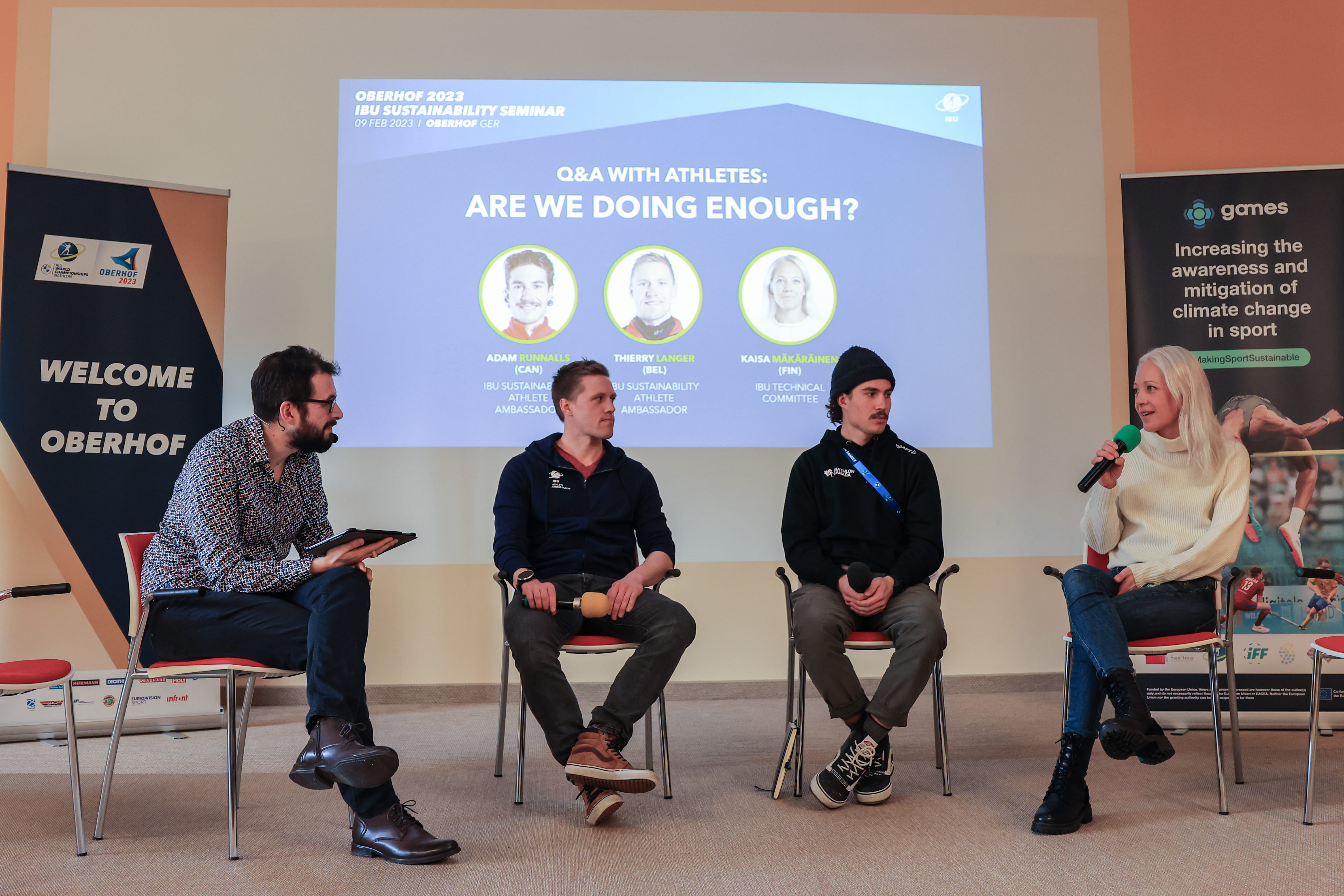 Die IBU-Nachhaltigkeitsbotschafter Adam Runnalls (CAN) und Thierry Langer (BEL) diskutieren gemeinsam mit Kaisa Mäkäräinen (FIN), ehemalige Biathlon-Weltmeisterin und jetziges Mitglied des Technischen Komitees der IBU, darüber, ob in Sachen Nachhaltigkeit genug getan wird.
